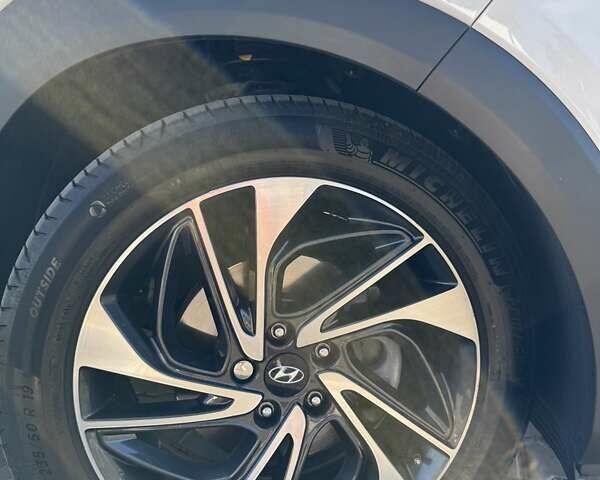 Белый Хендай Туксон, объемом двигателя 2 л и пробегом 97 тыс. км за 24800 $, фото 6 на Automoto.ua