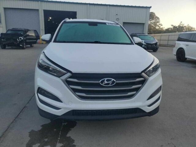 Белый Хендай Туксон, объемом двигателя 2 л и пробегом 129 тыс. км за 10800 $, фото 4 на Automoto.ua