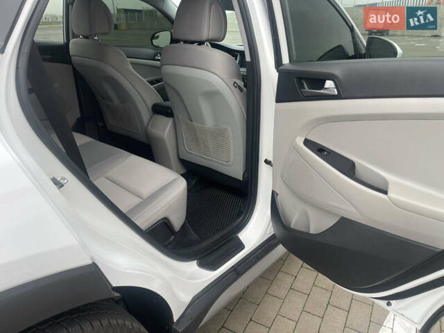 Белый Хендай Туксон, объемом двигателя 2 л и пробегом 91 тыс. км за 15900 $, фото 21 на Automoto.ua