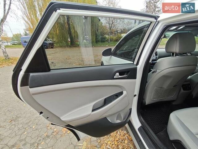 Белый Хендай Туксон, объемом двигателя 2.36 л и пробегом 75 тыс. км за 16700 $, фото 13 на Automoto.ua