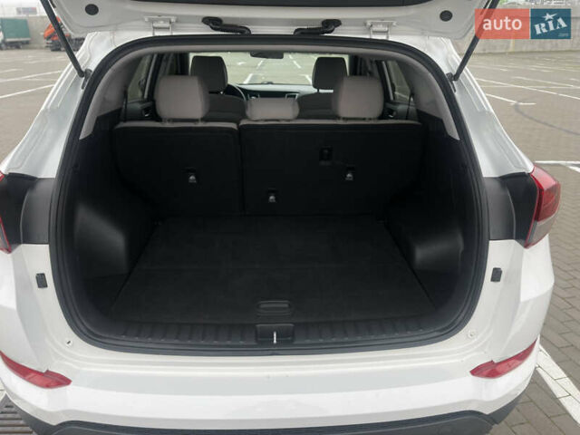 Белый Хендай Туксон, объемом двигателя 2 л и пробегом 91 тыс. км за 15900 $, фото 39 на Automoto.ua