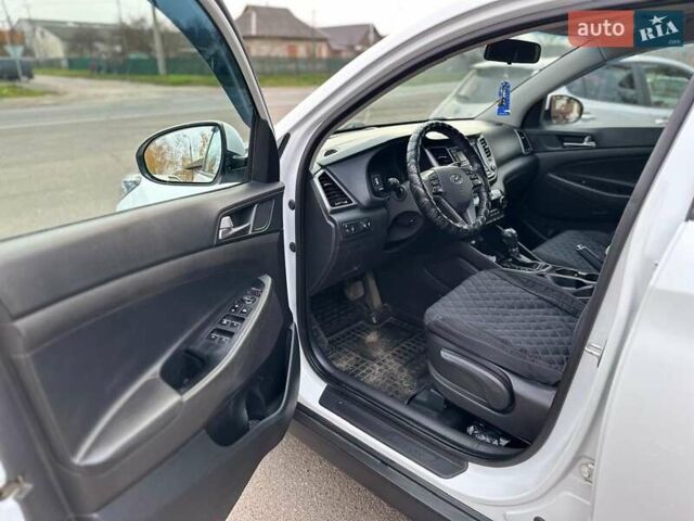 Белый Хендай Туксон, объемом двигателя 2 л и пробегом 131 тыс. км за 17600 $, фото 14 на Automoto.ua