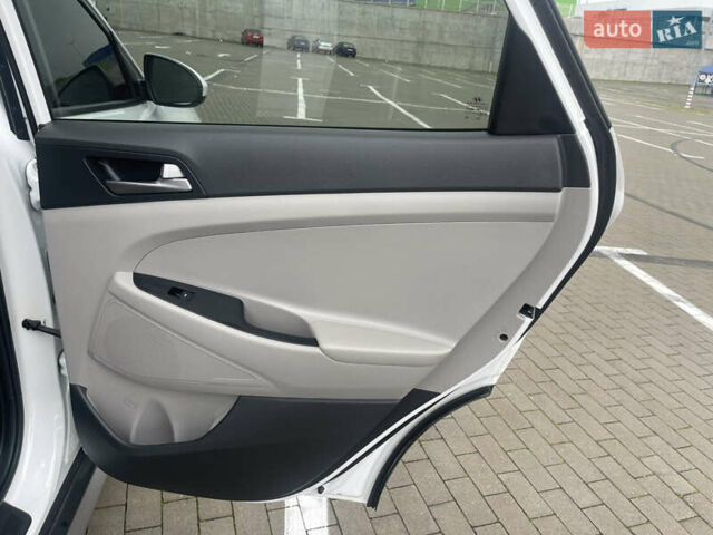 Белый Хендай Туксон, объемом двигателя 2 л и пробегом 91 тыс. км за 15900 $, фото 20 на Automoto.ua