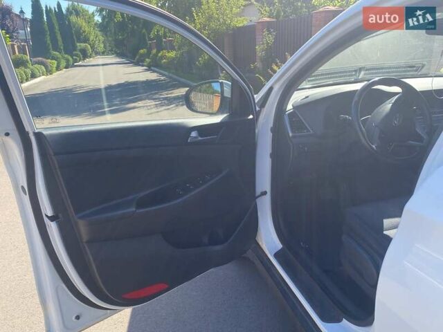 Белый Хендай Туксон, объемом двигателя 2 л и пробегом 135 тыс. км за 17000 $, фото 5 на Automoto.ua