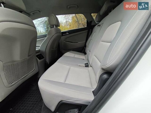 Белый Хендай Туксон, объемом двигателя 2.36 л и пробегом 75 тыс. км за 16700 $, фото 12 на Automoto.ua
