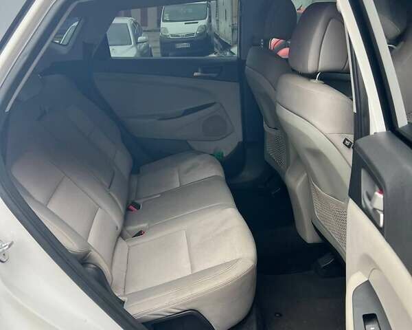 Белый Хендай Туксон, объемом двигателя 2 л и пробегом 96 тыс. км за 16900 $, фото 6 на Automoto.ua
