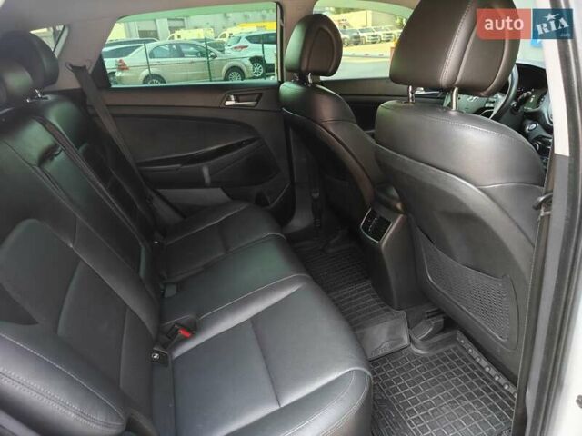 Белый Хендай Туксон, объемом двигателя 2 л и пробегом 99 тыс. км за 20500 $, фото 20 на Automoto.ua