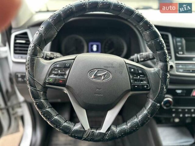 Белый Хендай Туксон, объемом двигателя 2 л и пробегом 131 тыс. км за 17600 $, фото 27 на Automoto.ua