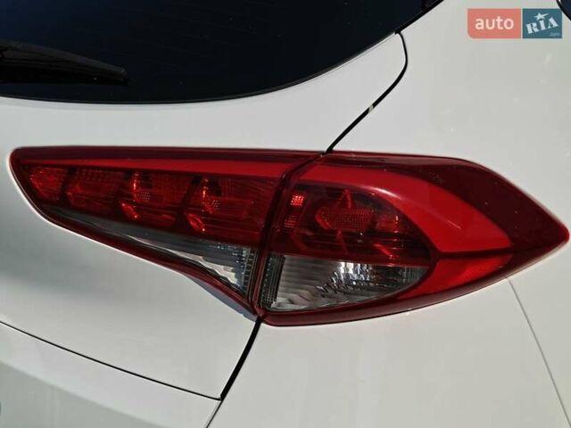 Белый Хендай Туксон, объемом двигателя 2 л и пробегом 99 тыс. км за 20500 $, фото 11 на Automoto.ua