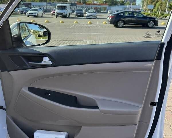 Белый Хендай Туксон, объемом двигателя 2 л и пробегом 97 тыс. км за 24800 $, фото 29 на Automoto.ua