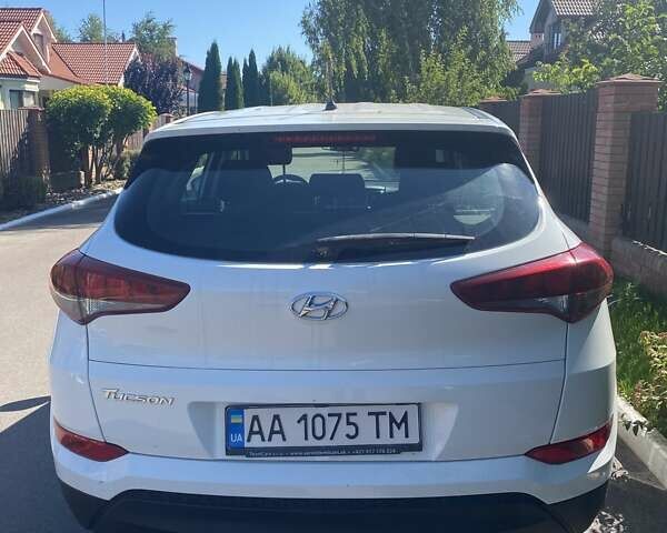 Белый Хендай Туксон, объемом двигателя 2 л и пробегом 135 тыс. км за 17000 $, фото 3 на Automoto.ua