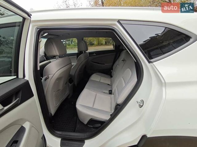 Белый Хендай Туксон, объемом двигателя 2.36 л и пробегом 75 тыс. км за 16700 $, фото 11 на Automoto.ua