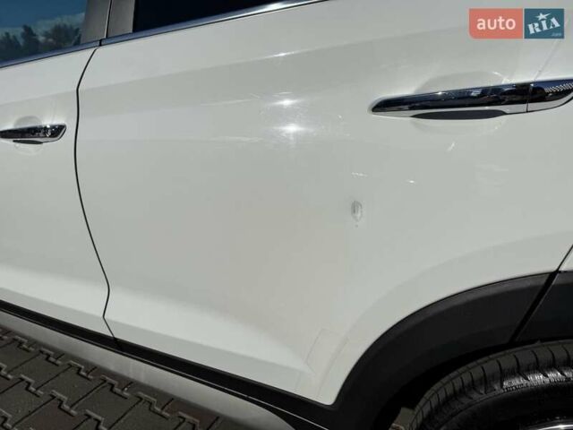 Белый Хендай Туксон, объемом двигателя 2 л и пробегом 97 тыс. км за 24800 $, фото 14 на Automoto.ua