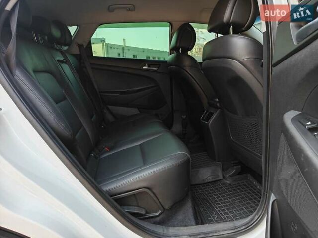 Белый Хендай Туксон, объемом двигателя 2 л и пробегом 99 тыс. км за 20500 $, фото 22 на Automoto.ua