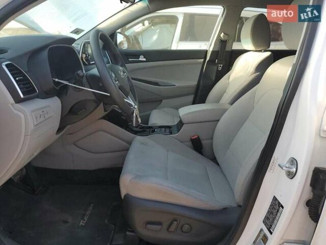 Белый Хендай Туксон, объемом двигателя 2 л и пробегом 105 тыс. км за 4900 $, фото 6 на Automoto.ua