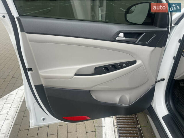 Белый Хендай Туксон, объемом двигателя 2 л и пробегом 91 тыс. км за 15900 $, фото 16 на Automoto.ua