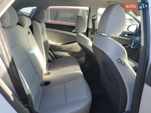 Белый Хендай Туксон, объемом двигателя 2 л и пробегом 105 тыс. км за 4900 $, фото 9 на Automoto.ua