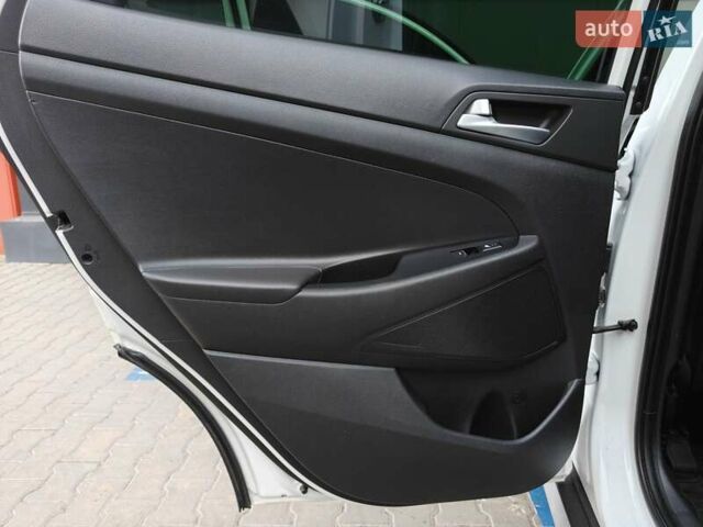 Белый Хендай Туксон, объемом двигателя 2 л и пробегом 99 тыс. км за 20500 $, фото 16 на Automoto.ua