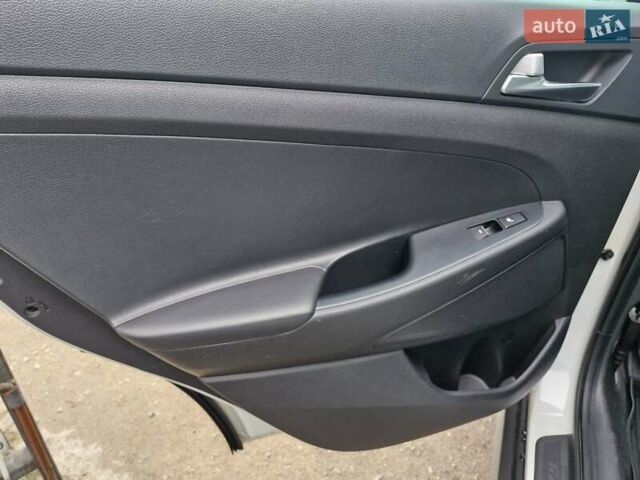 Белый Хендай Туксон, объемом двигателя 2 л и пробегом 111 тыс. км за 19999 $, фото 12 на Automoto.ua