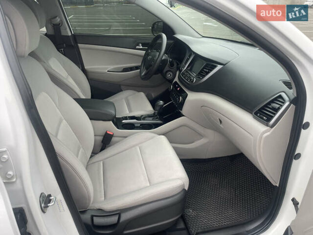 Белый Хендай Туксон, объемом двигателя 2 л и пробегом 91 тыс. км за 15900 $, фото 25 на Automoto.ua