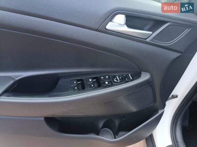 Хендай Туксон 2018 в Львове на Automoto.ua Белый Хендай Туксон, объемом двигателя 2 л и пробегом 169 тыс. км за 21400 $, фото 68 на Automoto.ua