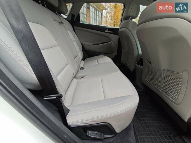 Белый Хендай Туксон, объемом двигателя 2.36 л и пробегом 75 тыс. км за 16700 $, фото 18 на Automoto.ua