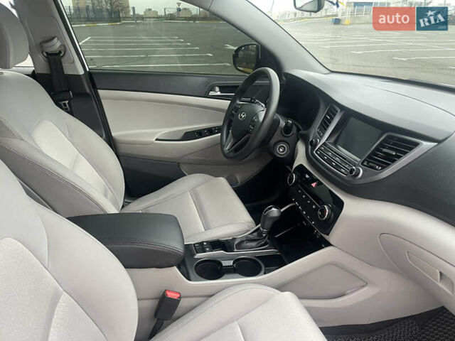 Белый Хендай Туксон, объемом двигателя 2 л и пробегом 91 тыс. км за 15900 $, фото 28 на Automoto.ua