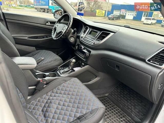 Белый Хендай Туксон, объемом двигателя 2 л и пробегом 131 тыс. км за 17600 $, фото 25 на Automoto.ua