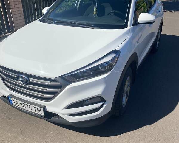 Белый Хендай Туксон, объемом двигателя 2 л и пробегом 135 тыс. км за 17000 $, фото 1 на Automoto.ua