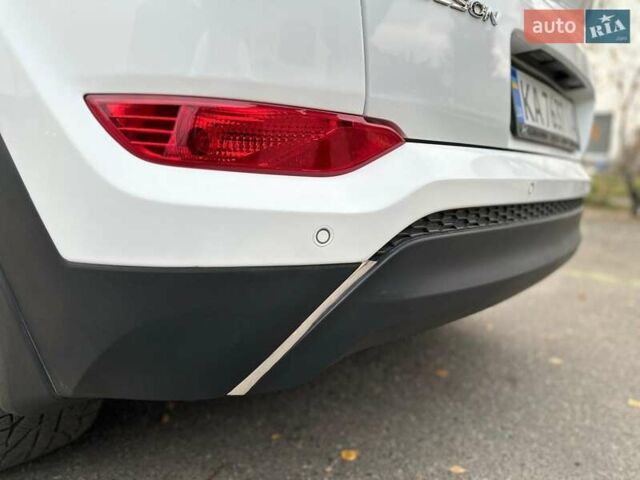 Белый Хендай Туксон, объемом двигателя 2 л и пробегом 131 тыс. км за 17600 $, фото 8 на Automoto.ua