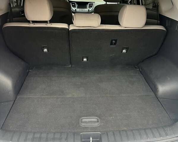 Белый Хендай Туксон, объемом двигателя 2 л и пробегом 96 тыс. км за 16900 $, фото 4 на Automoto.ua