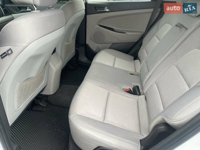 Белый Хендай Туксон, объемом двигателя 2 л и пробегом 91 тыс. км за 15900 $, фото 18 на Automoto.ua