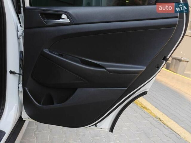 Белый Хендай Туксон, объемом двигателя 2 л и пробегом 99 тыс. км за 20500 $, фото 21 на Automoto.ua