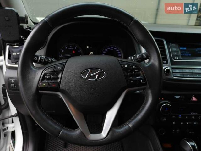 Белый Хендай Туксон, объемом двигателя 2 л и пробегом 99 тыс. км за 20500 $, фото 23 на Automoto.ua