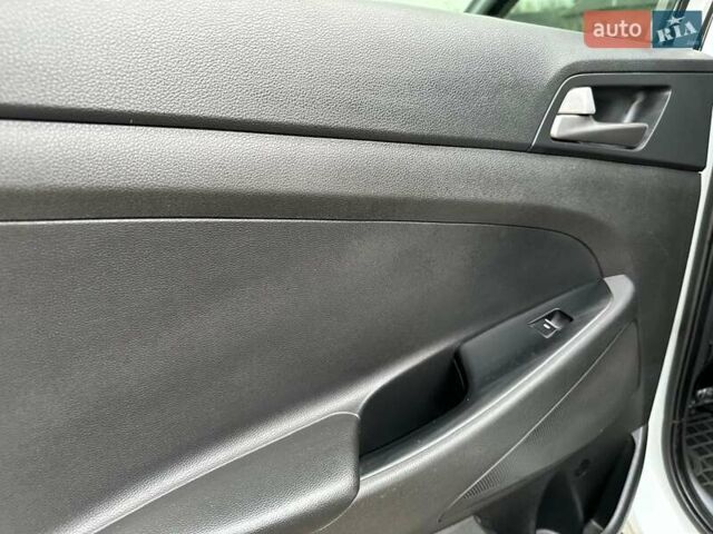 Белый Хендай Туксон, объемом двигателя 2 л и пробегом 131 тыс. км за 17600 $, фото 33 на Automoto.ua