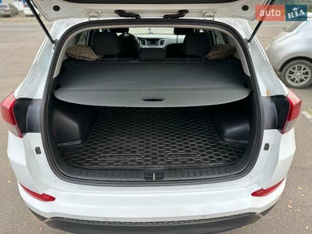 Белый Хендай Туксон, объемом двигателя 2 л и пробегом 131 тыс. км за 17600 $, фото 11 на Automoto.ua