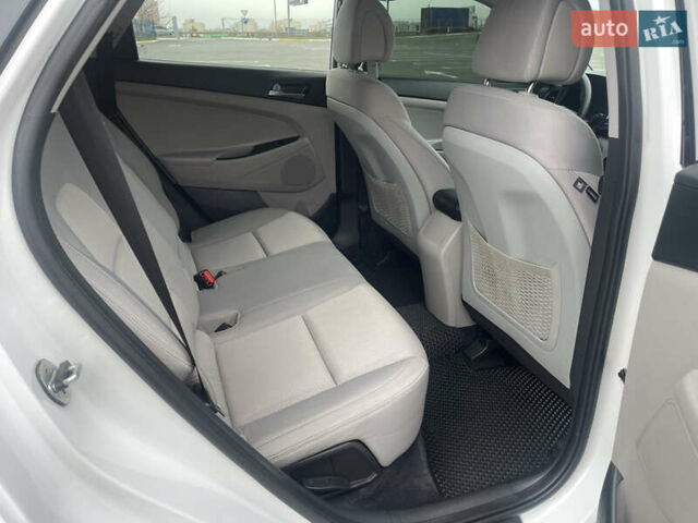 Белый Хендай Туксон, объемом двигателя 2 л и пробегом 91 тыс. км за 15900 $, фото 22 на Automoto.ua