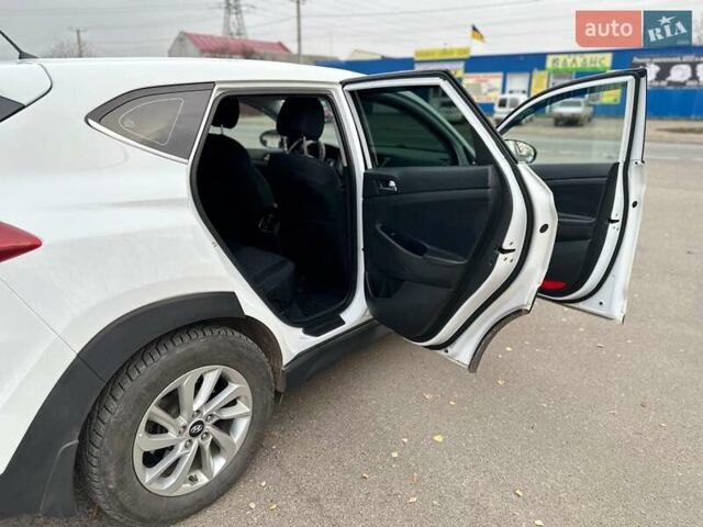 Белый Хендай Туксон, объемом двигателя 2 л и пробегом 131 тыс. км за 17600 $, фото 16 на Automoto.ua