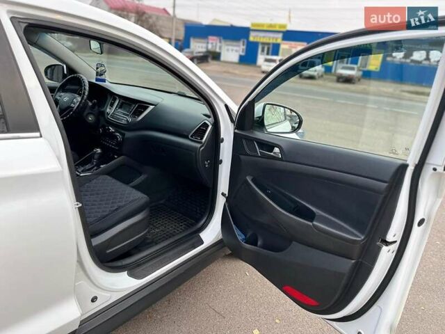 Белый Хендай Туксон, объемом двигателя 2 л и пробегом 131 тыс. км за 17600 $, фото 15 на Automoto.ua