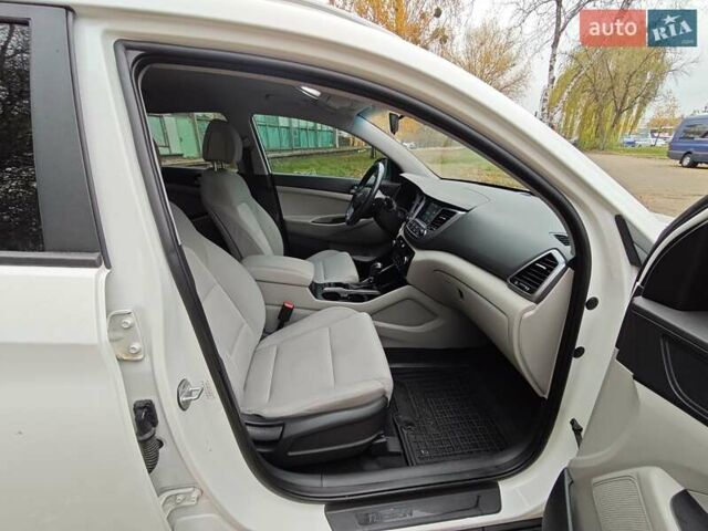 Белый Хендай Туксон, объемом двигателя 2.36 л и пробегом 75 тыс. км за 16700 $, фото 14 на Automoto.ua