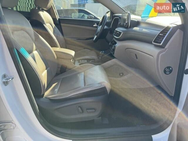 Белый Хендай Туксон, объемом двигателя 2 л и пробегом 97 тыс. км за 24800 $, фото 30 на Automoto.ua