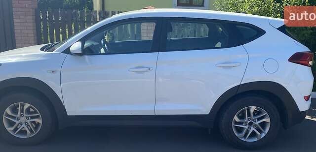 Белый Хендай Туксон, объемом двигателя 2 л и пробегом 135 тыс. км за 17000 $, фото 2 на Automoto.ua