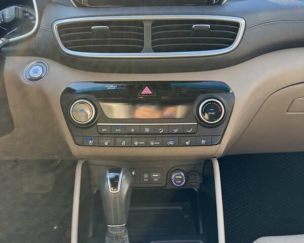 Белый Хендай Туксон, объемом двигателя 2 л и пробегом 97 тыс. км за 24800 $, фото 18 на Automoto.ua