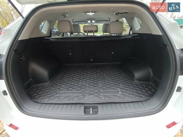 Белый Хендай Туксон, объемом двигателя 2.36 л и пробегом 75 тыс. км за 16700 $, фото 31 на Automoto.ua