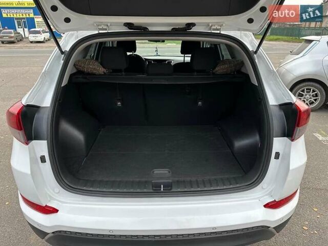 Белый Хендай Туксон, объемом двигателя 2 л и пробегом 131 тыс. км за 17600 $, фото 12 на Automoto.ua