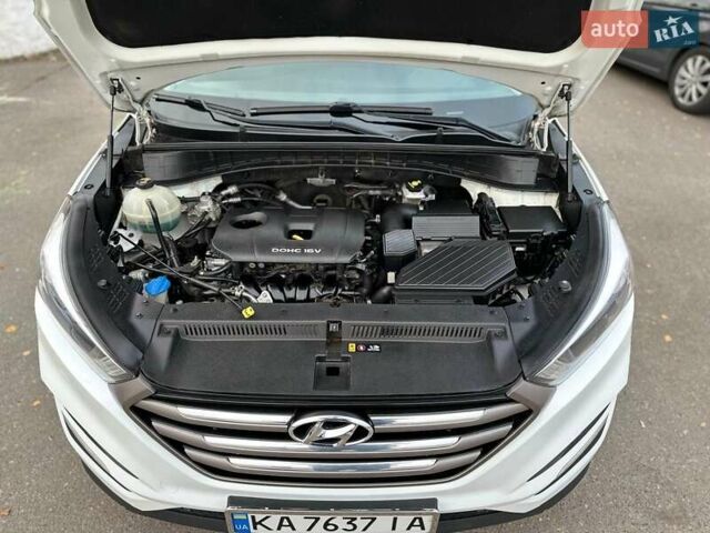 Белый Хендай Туксон, объемом двигателя 2 л и пробегом 131 тыс. км за 17600 $, фото 22 на Automoto.ua