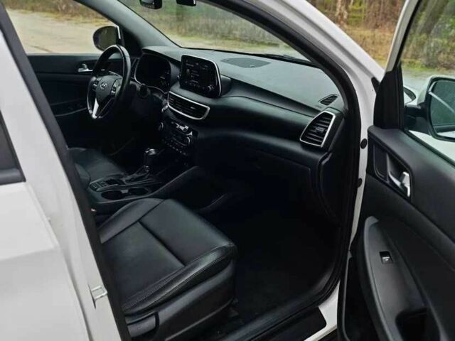 Белый Хендай Туксон, объемом двигателя 2 л и пробегом 75 тыс. км за 13500 $, фото 7 на Automoto.ua