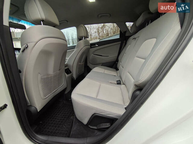Белый Хендай Туксон, объемом двигателя 2.4 л и пробегом 75 тыс. км за 16650 $, фото 14 на Automoto.ua