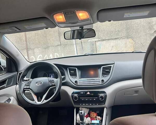 Белый Хендай Туксон, объемом двигателя 2 л и пробегом 96 тыс. км за 16900 $, фото 3 на Automoto.ua