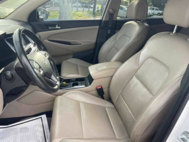 Білий Хендай Туксон, об'ємом двигуна 1.6 л та пробігом 40 тис. км за 12100 $, фото 8 на Automoto.ua